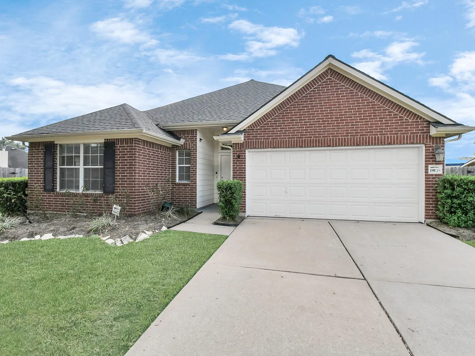 4 bed, 2.0 bath, 1864 sqft, $2,300 — Photo 2