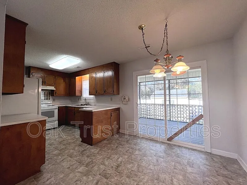4 bed, 2.5 bath, 2100 sqft, $2,475 — Photo 4