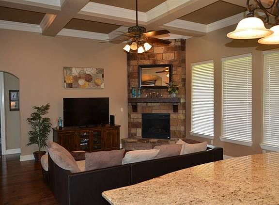 5th image of 406 River Bank Ln