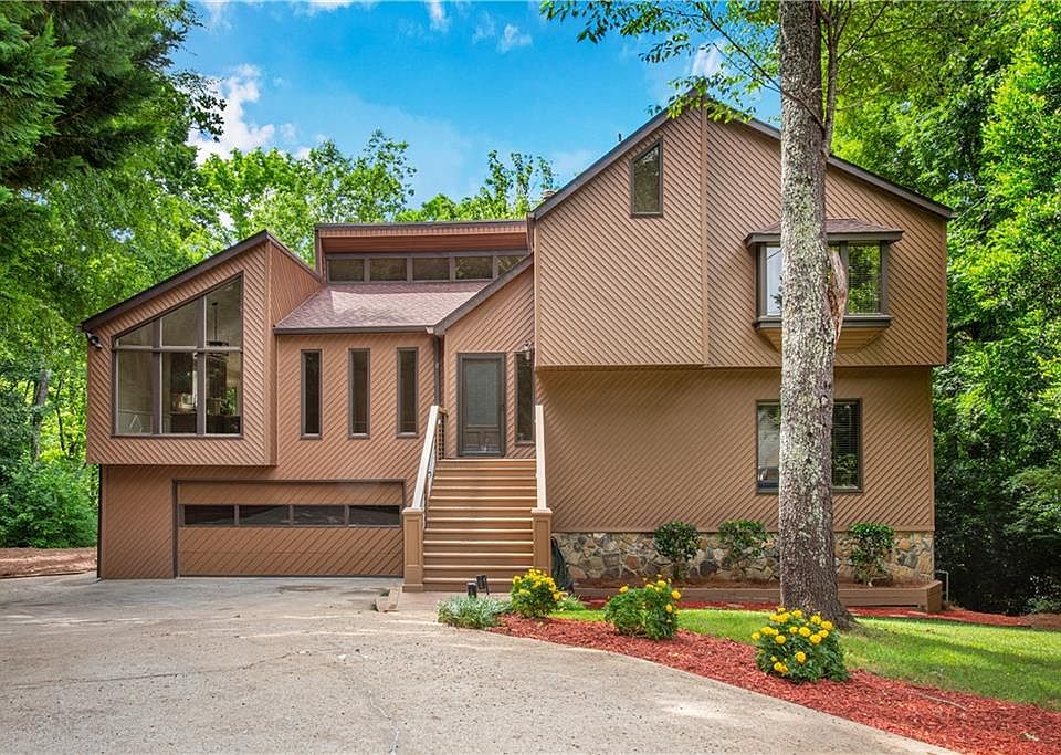 1st image of 2404 Stockton Pl