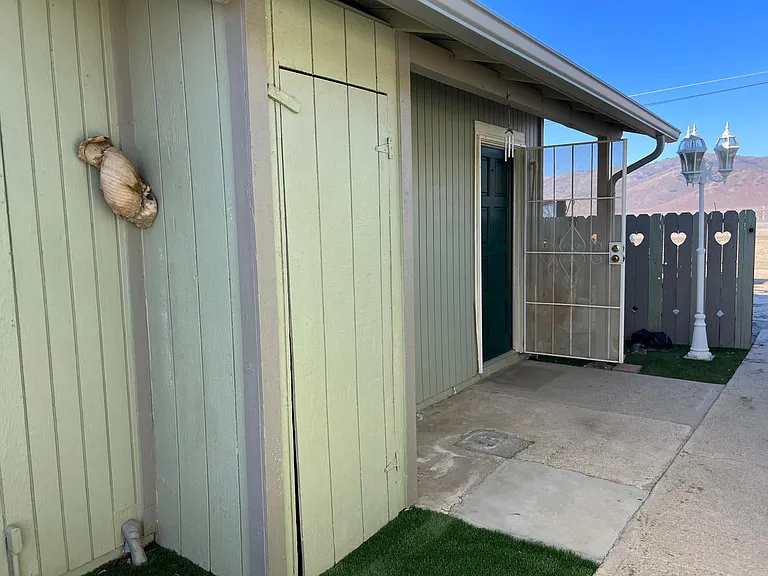319 E J St — Photo 2