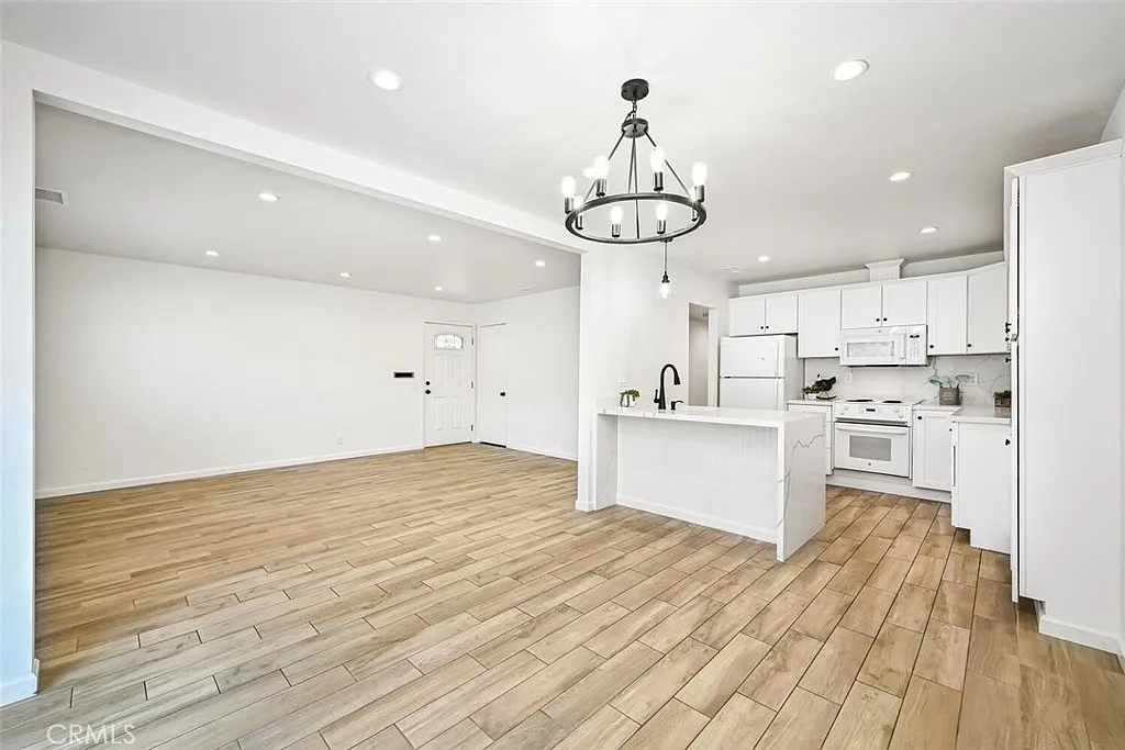 3 bed, 1056 sqft, $3,600 — Photo 4