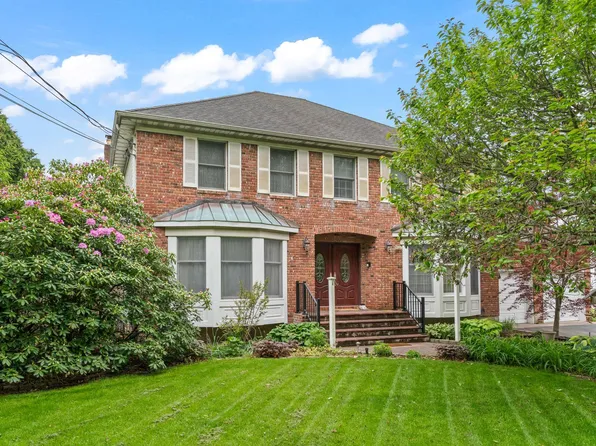 14 Battle Row, Old Bethpage, NY 11804