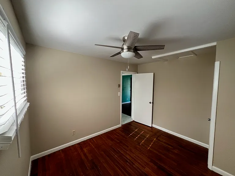1405 Larson St — Photo 17