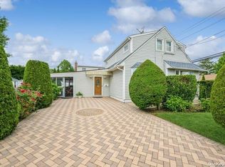 12 Franklin St, Hicksville, NY 11801