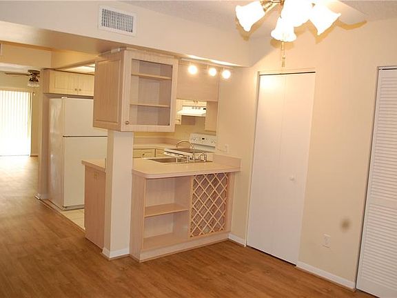 3rd image of 16018 Dawnview Dr