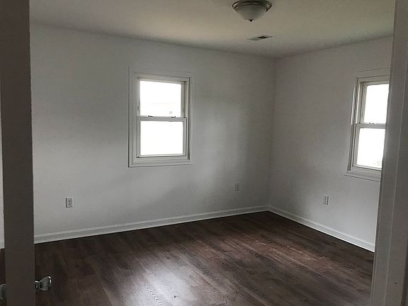 3rd image of 925 Motel Dr