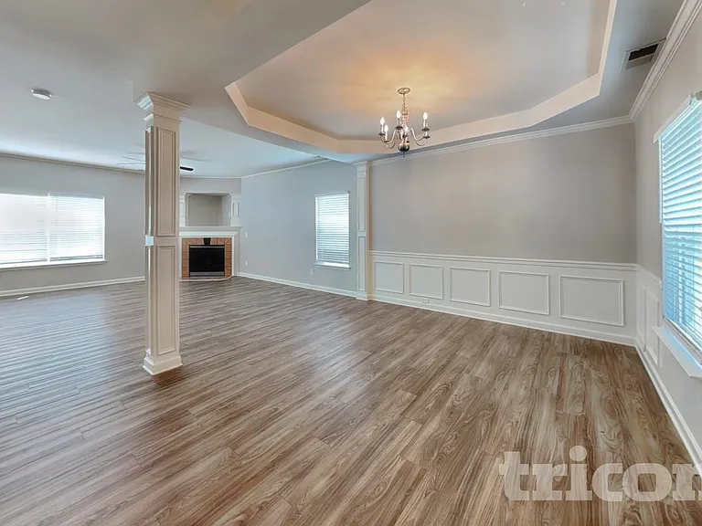 1129 Hawick Dr — Photo 3