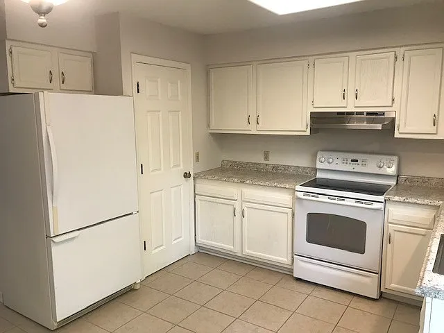 1376 N Oakland Ave #9 — Photo 3