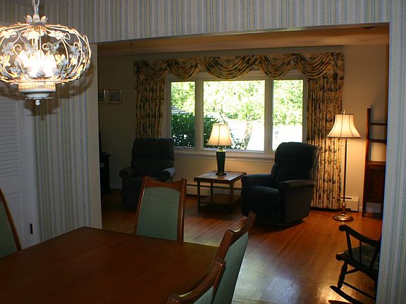 5th image of 77 Alberta Dr