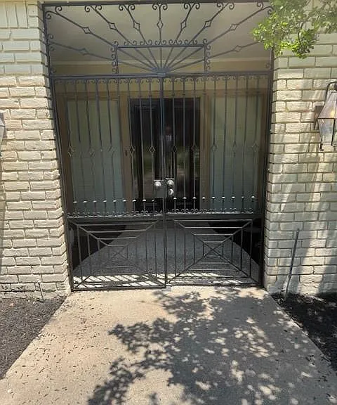 6006 Bermuda Dunes Dr — Photo 2