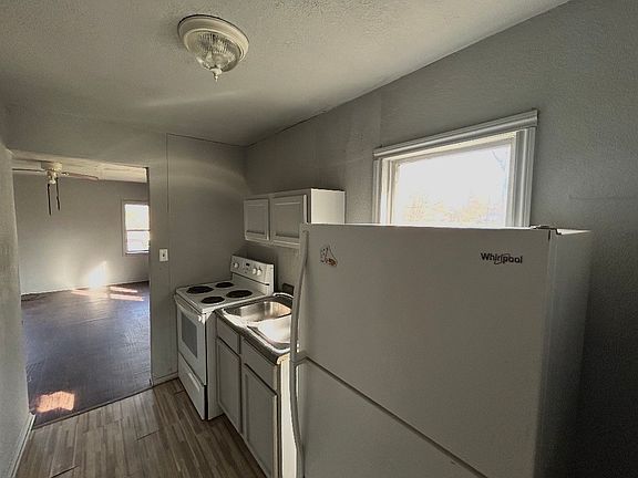 4th image of 2924 Carter Blvd W