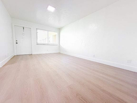 4th image of 1100 S Broadway #202