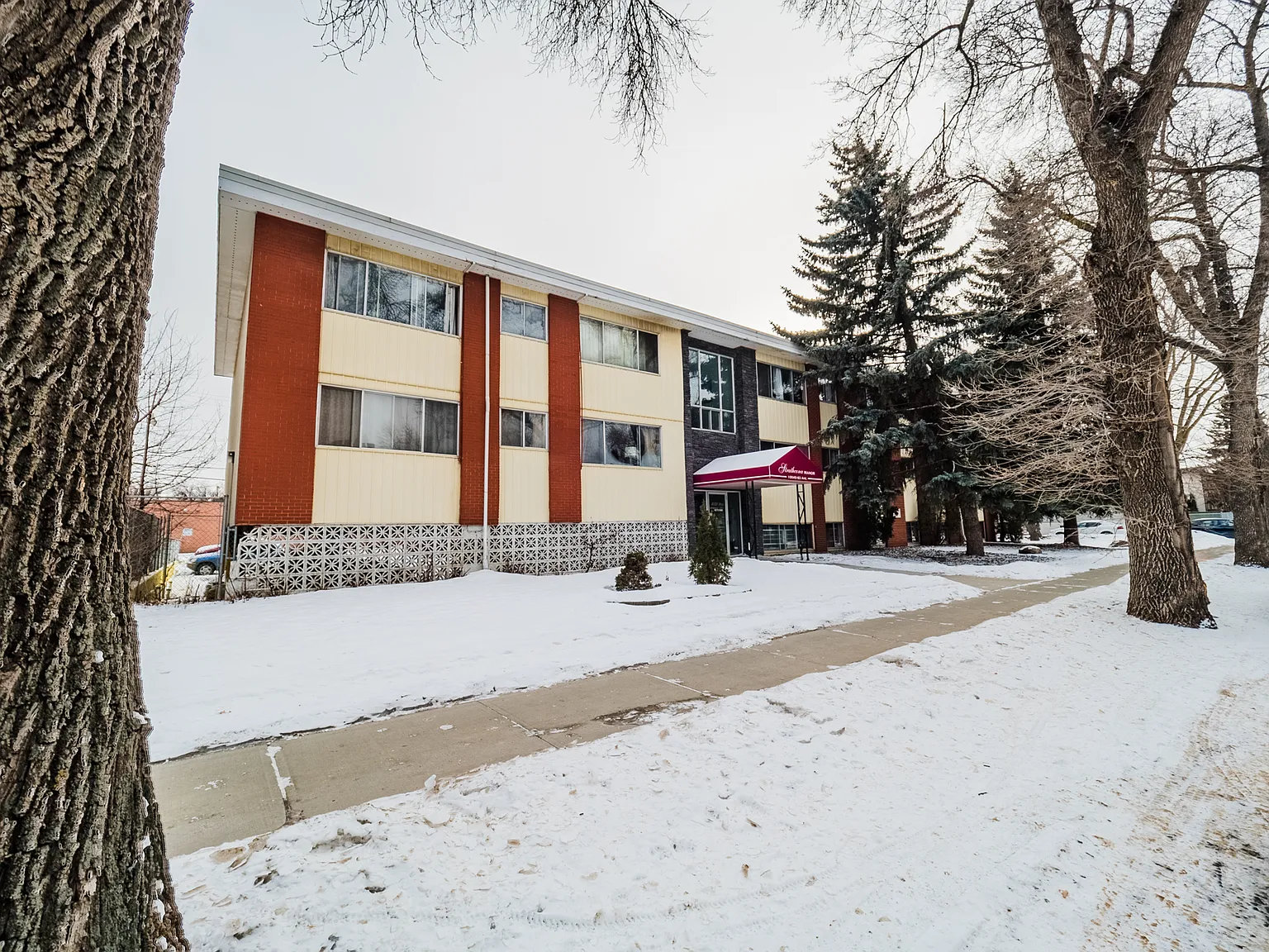 Strathcona Manor — Photo 3