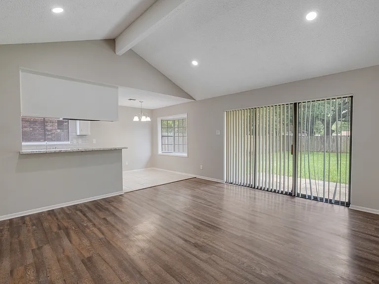 104 Plaza Village Dr — Photo 8