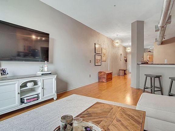 1,000+ sq. ft. 1 BR condo