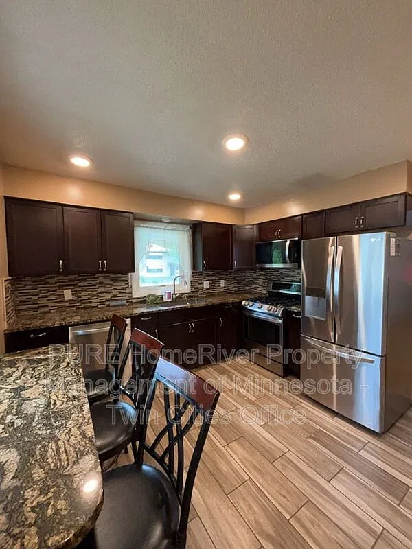 3 bed, 1.0 bath, 1348 sqft, $2,055 — Photo 4