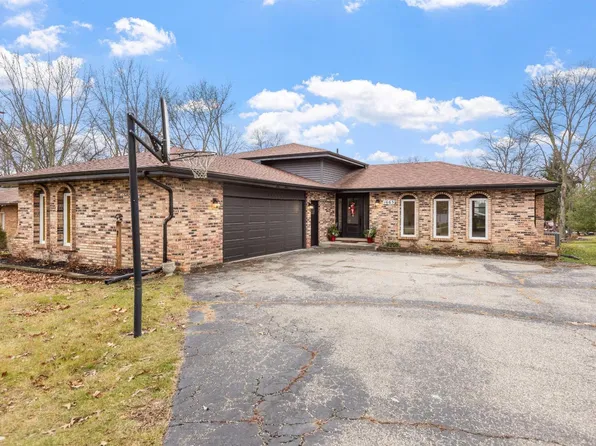 1663 Sunnyslope Dr, Crown Point, IN 46307