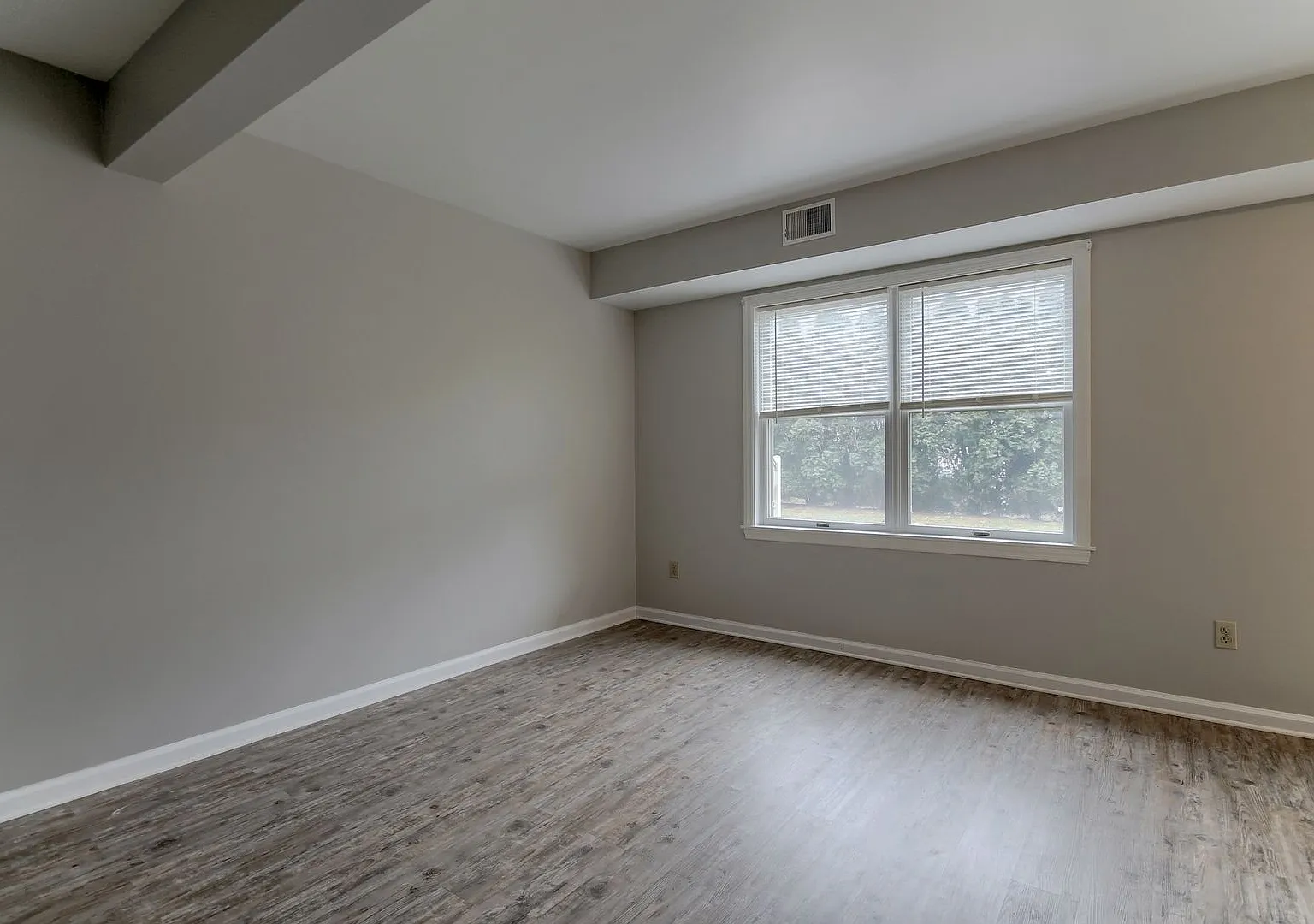 Lincoln Apartments — Photo 2
