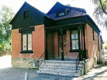 1st image of 906 E 3rd St