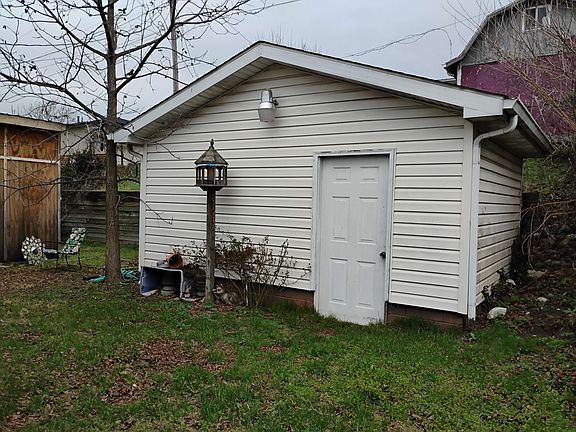 2nd image of 211 Mason St
