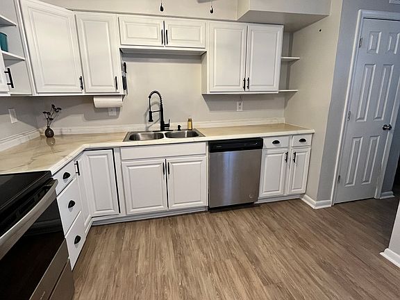 4th image of 640 Waters Dr