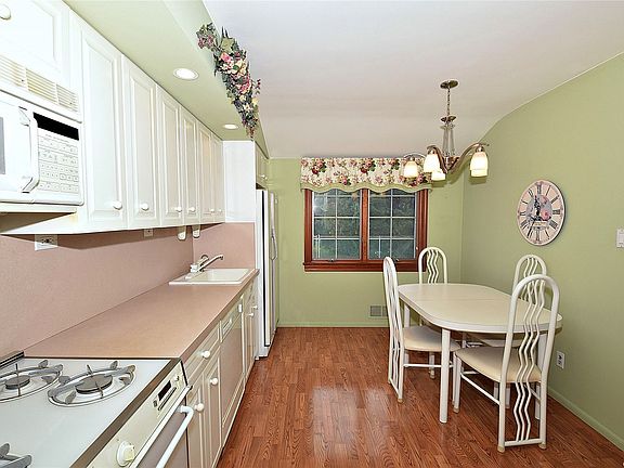 5th image of 331 W 9th St