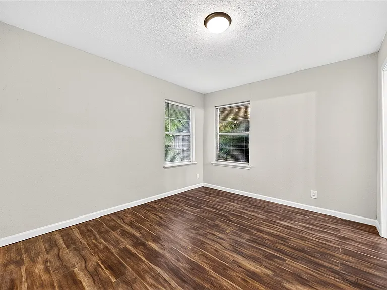 530 Globe St — Photo 22