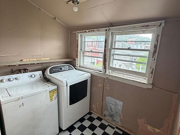4th image of 320 Miller St