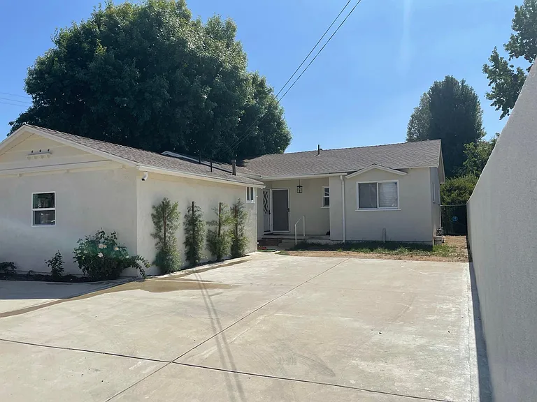 22602 Victory Blvd — Photo 2