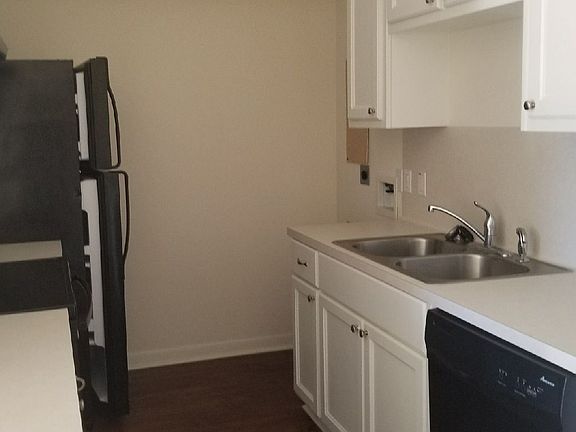 2nd image of 500 Vicki Dr APT 9