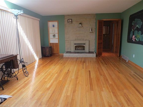 3rd image of 2830 Hoffman Cres
