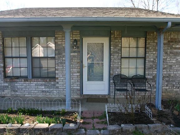2nd image of 920 W Lorena Ln