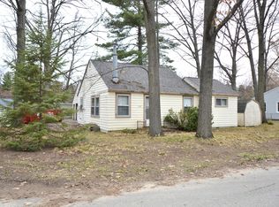 130 Beechwood Ave, Houghton Lake, MI 48629