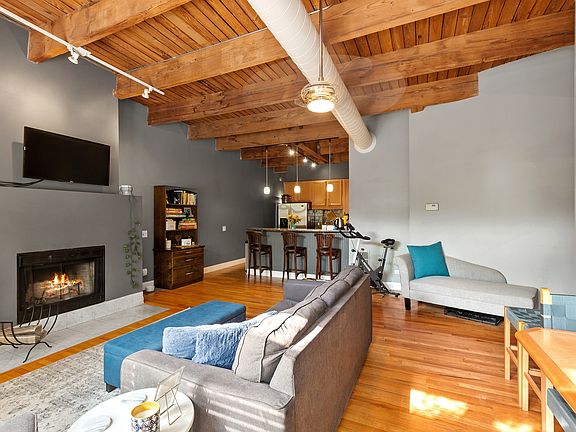 5th image of 1100 W Cornelia Ave APT 220