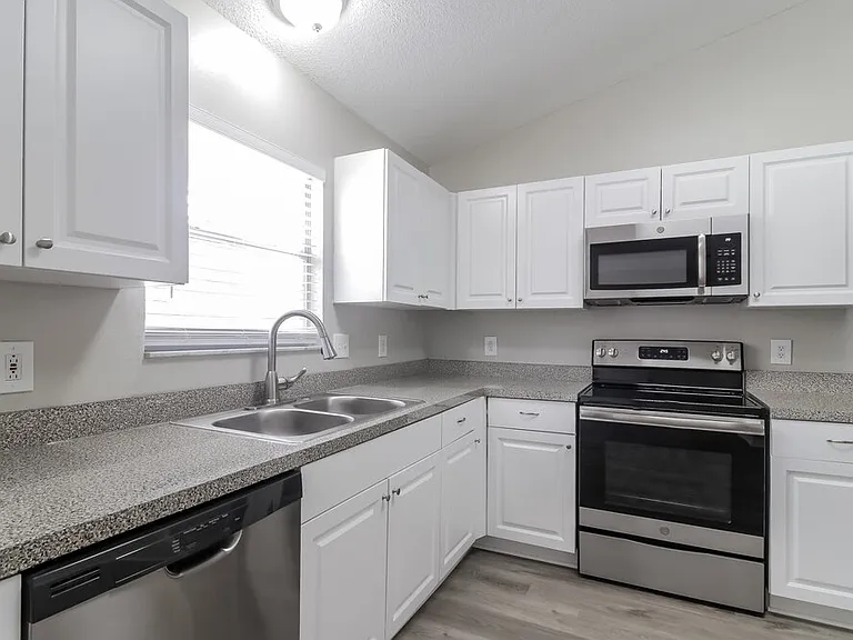 1034 Gore Dr — Photo 6