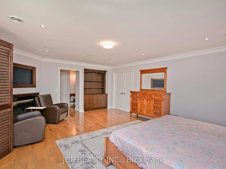 53 Aldershot Cres — Photo 21