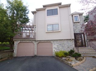 17 Magnolia Ct, East Brunswick, NJ 08816