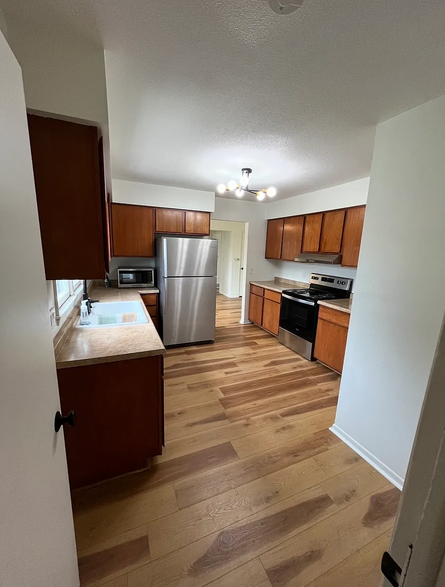 Building Photo - 102 NW Sharmin Dr #104