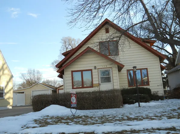 613 E 9th St, Cozad, NE 69130