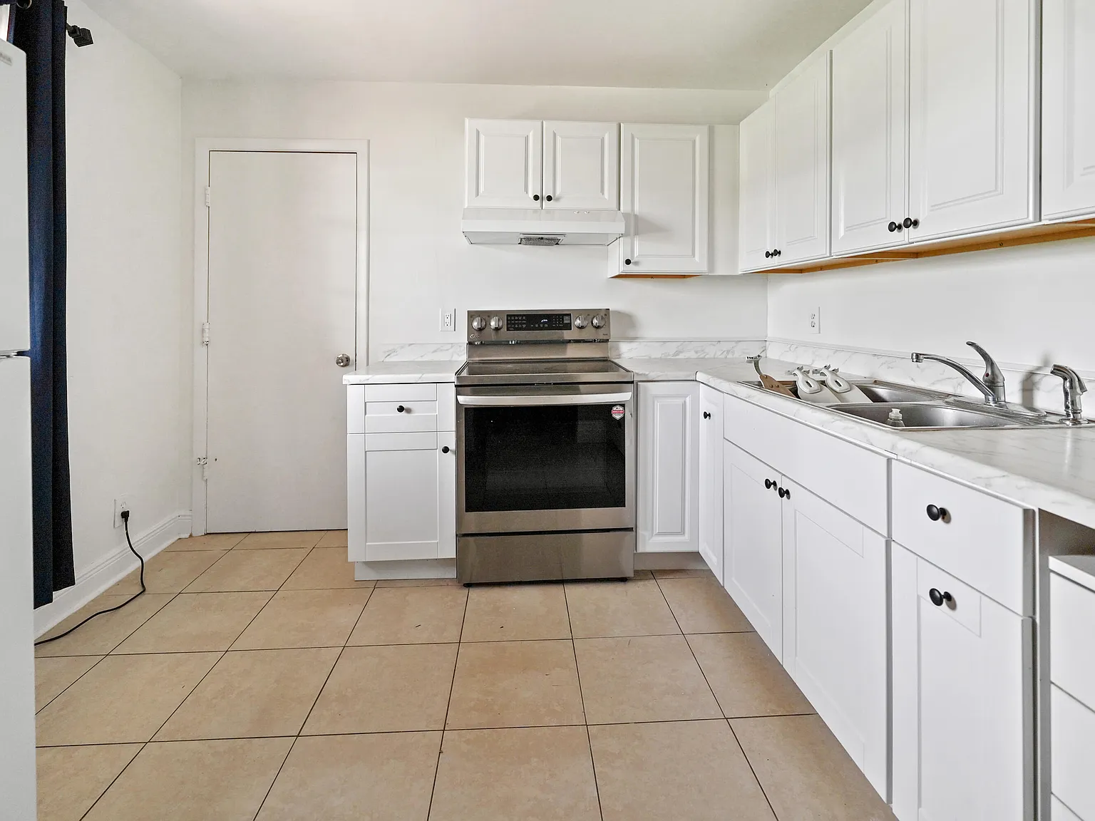 2 bed, 1.0 bath, 2483 sqft, $2,250 — Photo 4