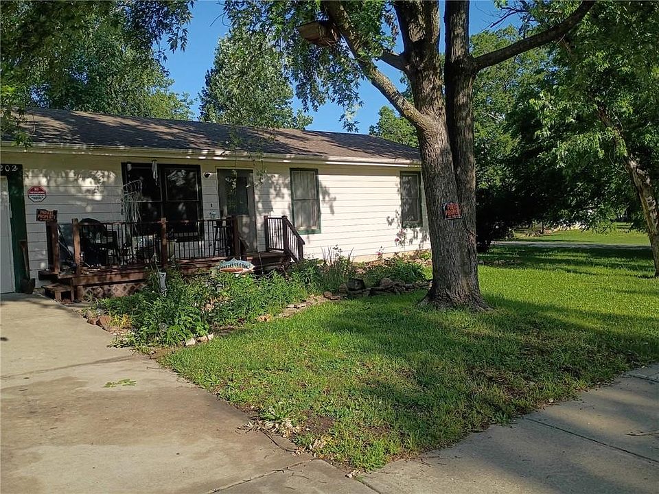 1st image of 202 E 4th St
