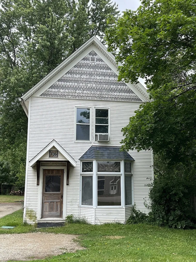 735 E Grand Ave photo 1