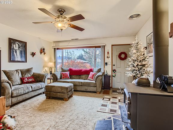 Living Room>