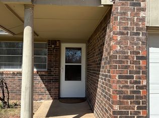 519 Robin Hill Rd, Edmond, OK 73003