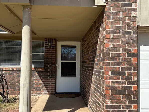 519 Robin Hill Rd, Edmond, OK 73003