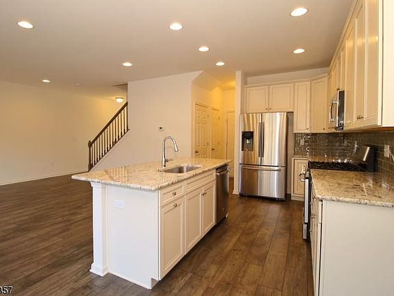 4th image of 20 Braeburn Dr