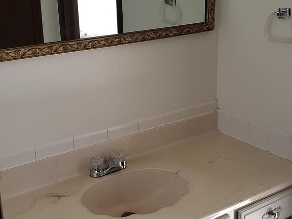 5th image of 401 Hillcrest Dr APT 1
