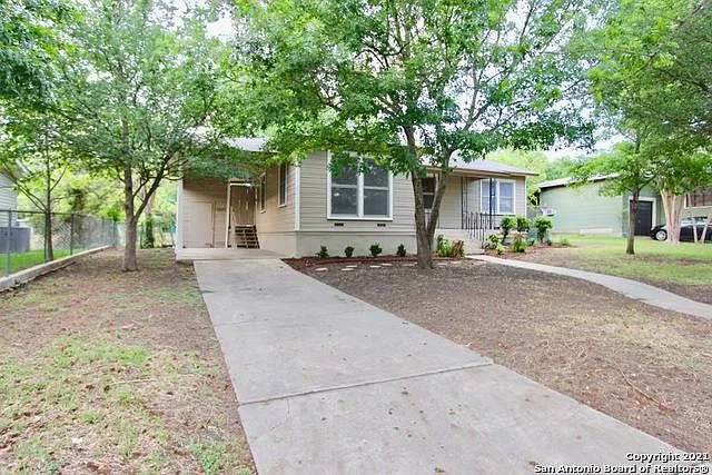 209 Lyman Dr — Photo 2