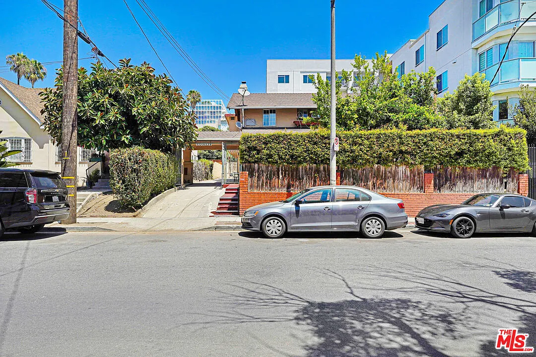 2 bed, 3.0 bath, 2100 sqft, $3,200 — Photo 1